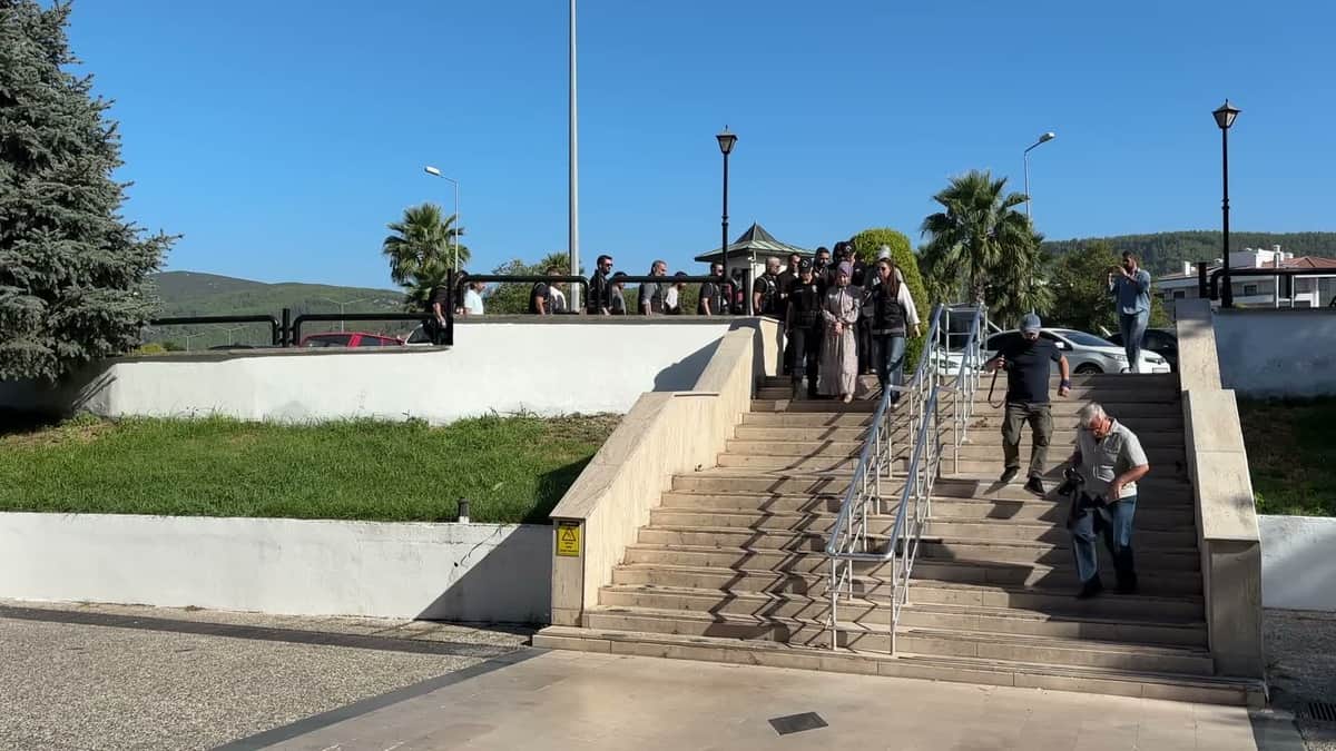 Muğla’da teknede yakalanan 9 FETÖ şüphelisinden 7’si ve tekne kaptanı tutuklandı Muğla’da teknede yakalanan 9 FETÖ şüphelisinden 7’si ve tekne kaptanı tutuklandı