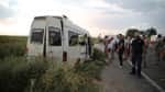 Şanlıurfa'da işçi servisi tahliye kanalına devrildi: 15 yaralı Şanlıurfa'da işçi servisi tahliye kanalına devrildi: 15 yaralı