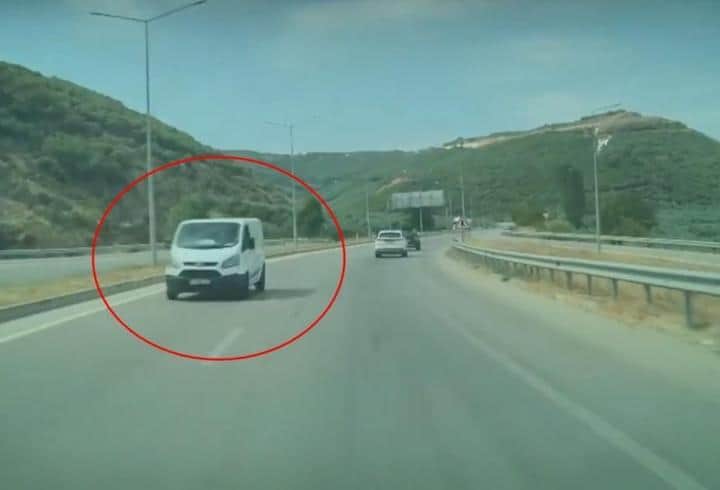 Ters yönde ilerleyen minibüs, tehlike yarattı Ters yönde ilerleyen minibüs, tehlike yarattı