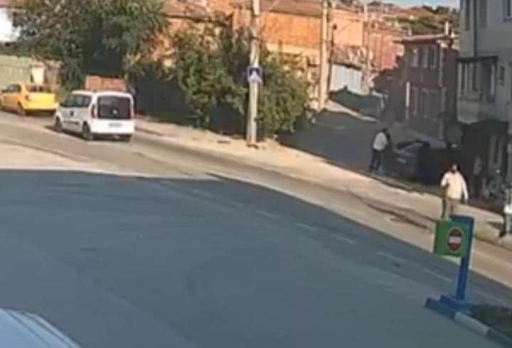 Kaçak göçmenleri taşıyan otomobil refüje çarptı; 2 yaralı (2) Kaçak göçmenleri taşıyan otomobil refüje çarptı; 2 yaralı (2)