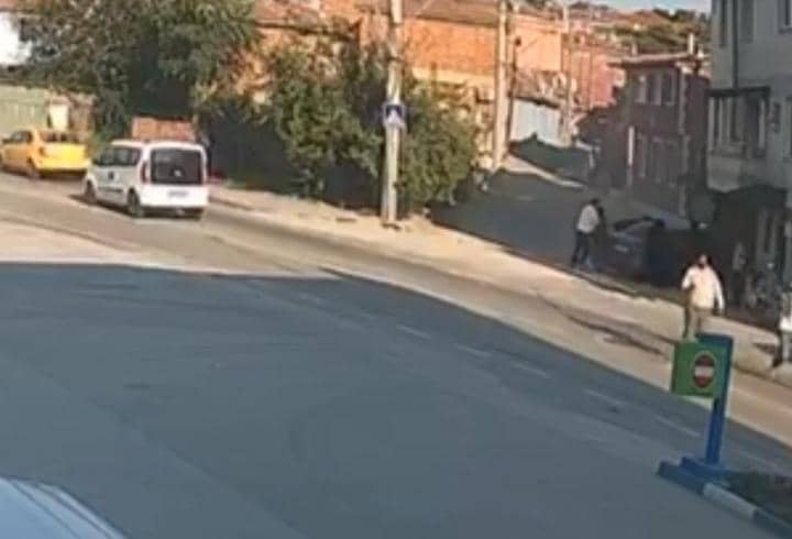 Kaçak göçmenleri taşıyan otomobil refüje çarptı; 2 yaralı (2) Kaçak göçmenleri taşıyan otomobil refüje çarptı; 2 yaralı (2)