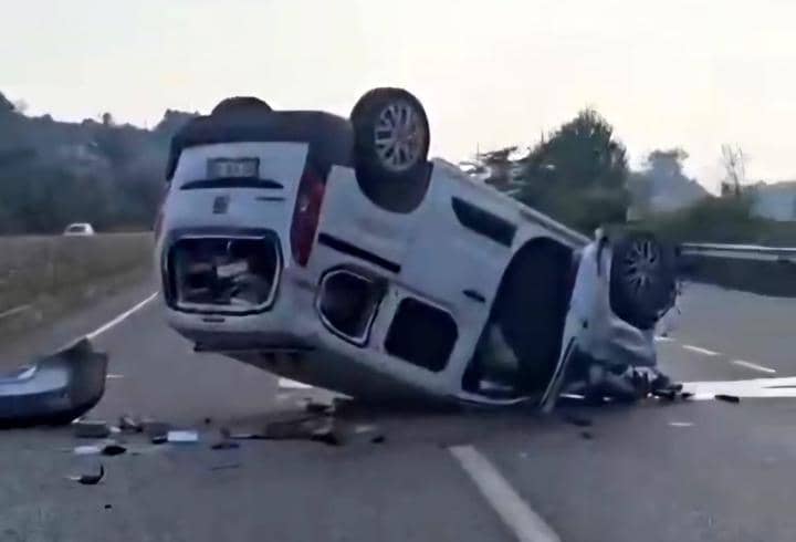 Otomobille çarpışan hafif ticari araç devrildi: 2 yaralı Otomobille çarpışan hafif ticari araç devrildi: 2 yaralı