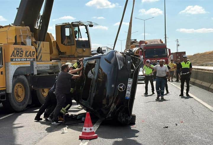 Refüje çarpan otomobil takla attı! Refüje çarpan otomobil takla attı!