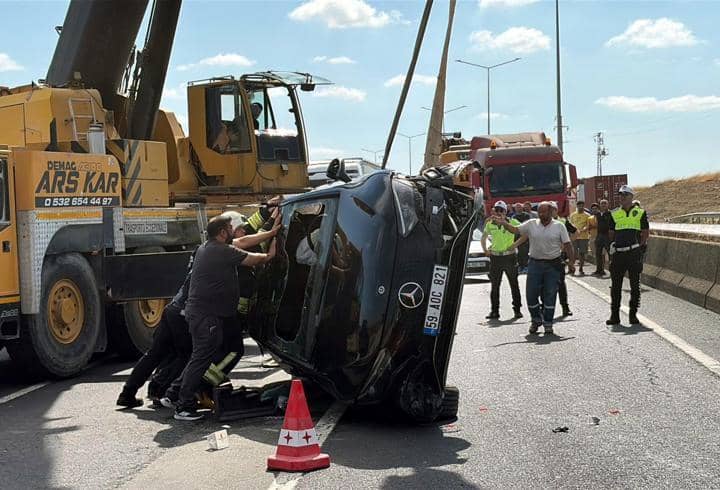 Refüje çarpan otomobil takla attı! Refüje çarpan otomobil takla attı!