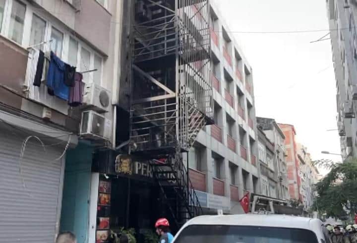 SON DAKİKA... Bakırköy'de otel yangını; ekipler müdahale ediyor SON DAKİKA... Bakırköy'de otel yangını; ekipler müdahale ediyor