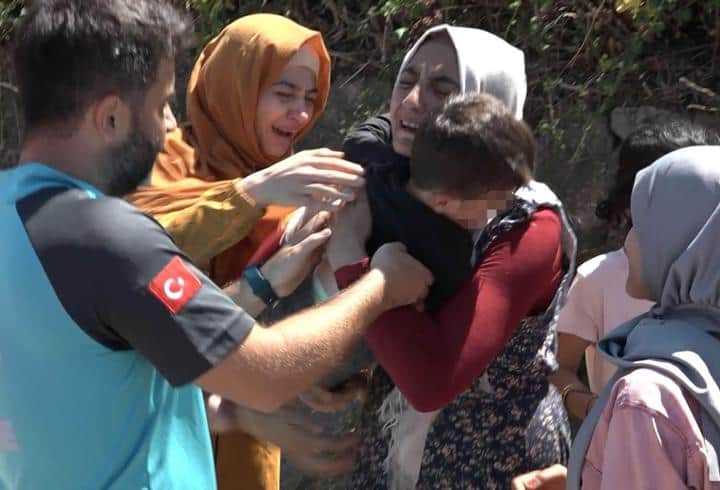Yüreği ağzında bekliyordu: Kaybolan oğluna sarılınca sevinçten bayıldı Yüreği ağzında bekliyordu: Kaybolan oğluna sarılınca sevinçten bayıldı
