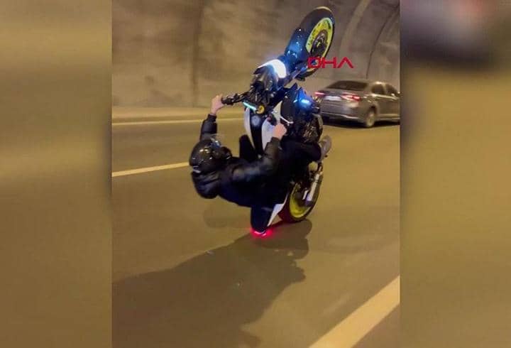 Motosikletle kuralları hiçe saydı, 117 bin lira ceza yedi Motosikletle kuralları hiçe saydı, 117 bin lira ceza yedi