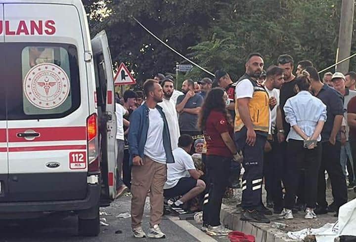 Düzce'de fındık işçilerini taşıyan araç tırla çarpıştı; 4 ölü, 8 yaralı Düzce'de fındık işçilerini taşıyan araç tırla çarpıştı; 4 ölü, 8 yaralı