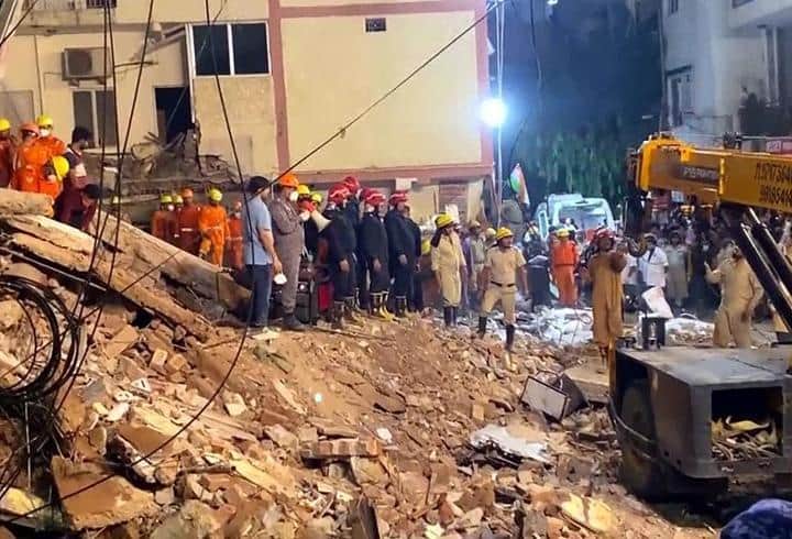 Hindistan'da öğrenci yurdu çöktü: 6 ölü Hindistan'da öğrenci yurdu çöktü: 6 ölü