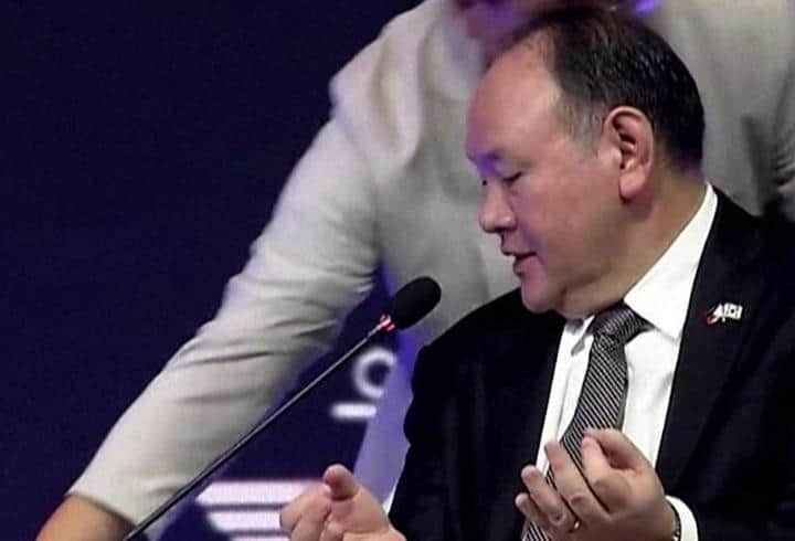 Filipinli Bakan Çin tehdidini canlı yayında okudu Filipinli Bakan Çin tehdidini canlı yayında okudu