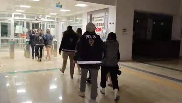 Antalya merkezli 3 ilde ‘fuhşa aracılık’ operasyonu: 6 tutuklama Antalya merkezli 3 ilde ‘fuhşa aracılık’ operasyonu: 6 tutuklama