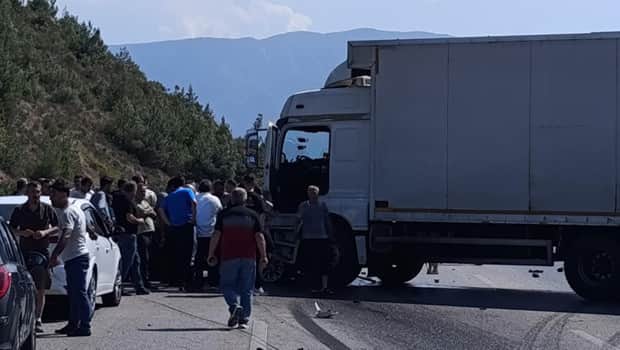 Bursa'da kamyon otomobile arkadan çarptı: 1 ölü, 2 yaralı Bursa'da kamyon otomobile arkadan çarptı: 1 ölü, 2 yaralı