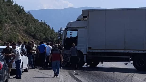 Bursa'da kamyon otomobile arkadan çarptı: 1 ölü, 2 yaralı Bursa'da kamyon otomobile arkadan çarptı: 1 ölü, 2 yaralı