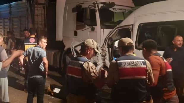 Hatay'da feci kaza… Servis minibüsü ile tır çarpıştı: Ölü ve yaralılar var Hatay'da feci kaza… Servis minibüsü ile tır çarpıştı: Ölü ve yaralılar var