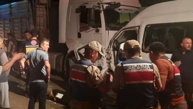 Hatay'da feci kaza… Servis minibüsü ile tır çarpıştı: Ölü ve yaralılar var Hatay'da feci kaza… Servis minibüsü ile tır çarpıştı: Ölü ve yaralılar var