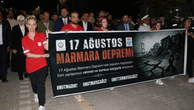27 yıldır dinmeyen acı... 17 Ağustos Marmara Depremi'nde hayatını kaybedenler anıldı 27 yıldır dinmeyen acı... 17 Ağustos Marmara Depremi'nde hayatını kaybedenler anıldı
