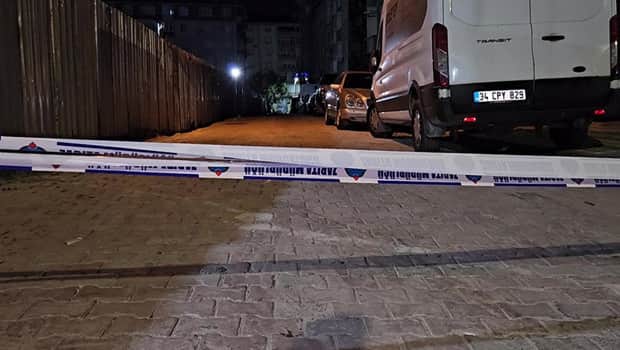 İstanbul'da inşaat alanında toprak kaydı, yolda çatlak oluştu İstanbul'da inşaat alanında toprak kaydı, yolda çatlak oluştu