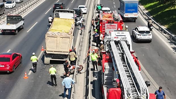 İstanbul'da feci kaza: Motosiklet sürücüsü hayatını kaybetti İstanbul'da feci kaza: Motosiklet sürücüsü hayatını kaybetti