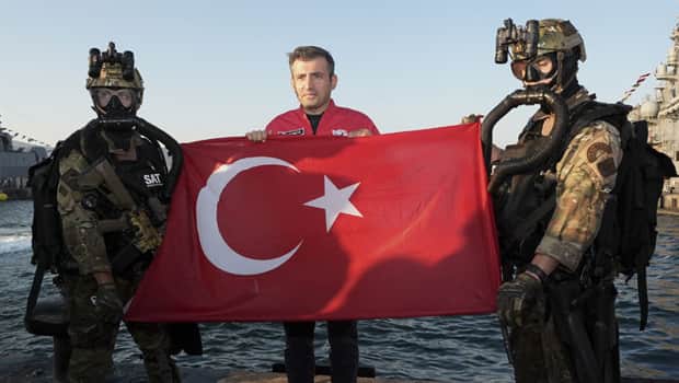 Selçuk Bayraktar, SAT ve SAS komandolarıyla bir araya geldi Selçuk Bayraktar, SAT ve SAS komandolarıyla bir araya geldi