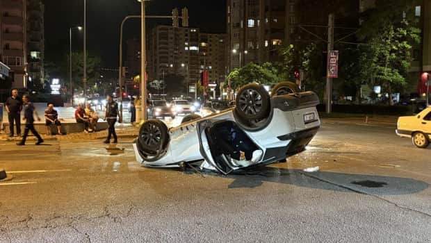 Otomobille çarpışan SUV araç takla attı: 2 yaralı Otomobille çarpışan SUV araç takla attı: 2 yaralı