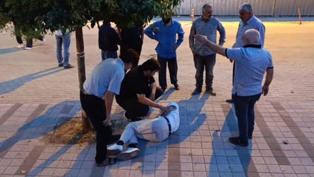 Kazayı duyan doktor, duvardan atlayarak yaralı sürücüye müdahale etti Kazayı duyan doktor, duvardan atlayarak yaralı sürücüye müdahale etti
