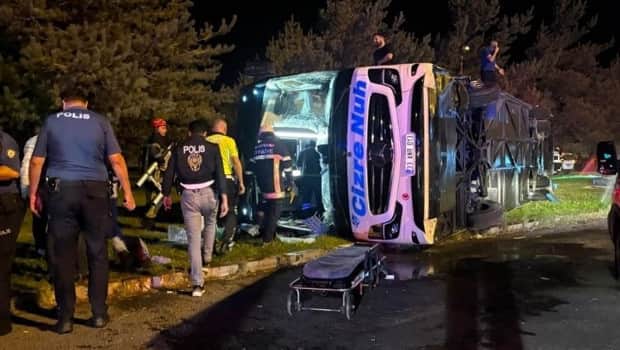 Yolcu otobüsü ile yakıt tankeri çarpıştı… Çok sayıda yaralı var Yolcu otobüsü ile yakıt tankeri çarpıştı… Çok sayıda yaralı var