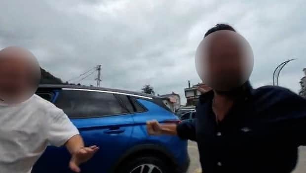 Otomobilden inip bisikletliye saldıranlara 360 bin lira ceza kesildi Otomobilden inip bisikletliye saldıranlara 360 bin lira ceza kesildi