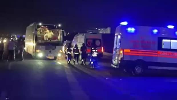 Şanlıurfa'da iki yolcu otobüsü çarpıştı: 13 yaralı Şanlıurfa'da iki yolcu otobüsü çarpıştı: 13 yaralı