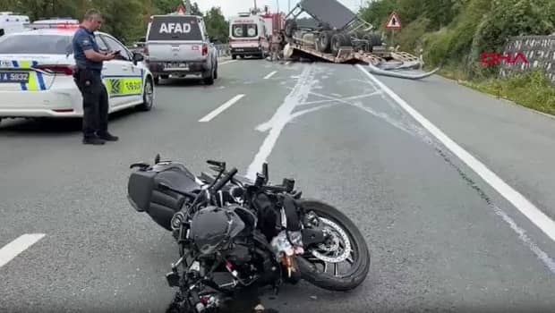 Çekici ile motosiklet çarpıştı: 2 ölü Çekici ile motosiklet çarpıştı: 2 ölü