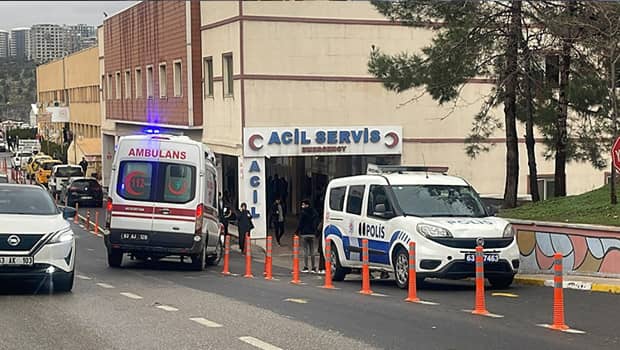 Şanlıurfa'da akraba ailelerin taşlı sopalı kavgası: 1 ölü, 3 yaralı Şanlıurfa'da akraba ailelerin taşlı sopalı kavgası: 1 ölü, 3 yaralı
