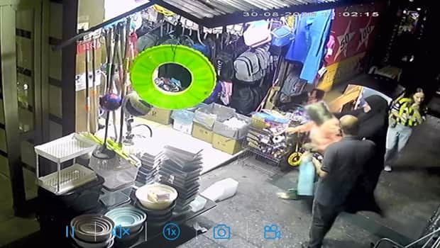Kağıthane'de çaldığı çantayla 10 dakika sonra döndü: 'Gelinim beğenmedi' diyerek parasını istedi Kağıthane'de çaldığı çantayla 10 dakika sonra döndü: 'Gelinim beğenmedi' diyerek parasını istedi