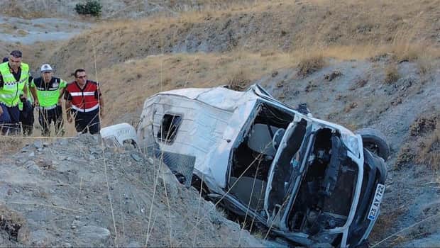 Elazığ’da minibüs uçuruma yuvarlandı: 5'i ağır 13 yaralı Elazığ’da minibüs uçuruma yuvarlandı: 5'i ağır 13 yaralı