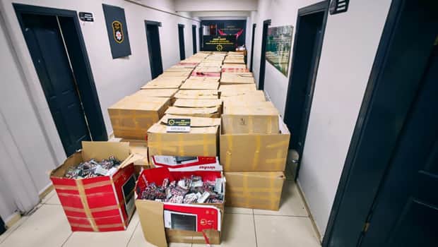 Mersin’de dev operasyon: 2,2 milyon sentetik ecza ele geçirildi Mersin’de dev operasyon: 2,2 milyon sentetik ecza ele geçirildi
