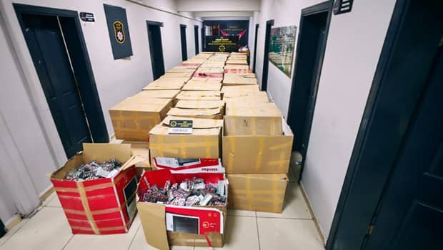 Mersin’de dev operasyon: 2,2 milyon sentetik ecza ele geçirildi Mersin’de dev operasyon: 2,2 milyon sentetik ecza ele geçirildi