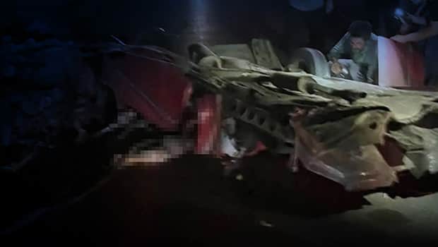 Konya'da feci kaza: Kamyonetle çarpışan otomobilin sürücüsü ile eşi öldü Konya'da feci kaza: Kamyonetle çarpışan otomobilin sürücüsü ile eşi öldü