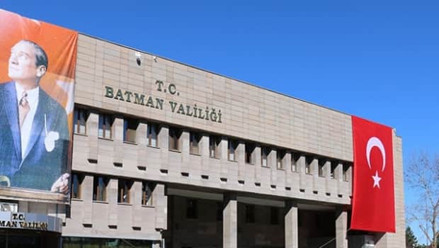 Batman Valiliği’nden polis ve komşusu arasındaki olaya ilişkin açıklama: Olayın Kürtçe konuşulmasıyla ilgisi yok Batman Valiliği’nden polis ve komşusu arasındaki olaya ilişkin açıklama: Olayın Kürtçe konuşulmasıyla ilgisi yok