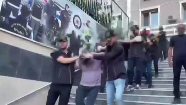 Şirketin 122 milyon lirasını hesabına aktardı; muhasebe müdürü ve 18 şüpheli yakalandı Şirketin 122 milyon lirasını hesabına aktardı; muhasebe müdürü ve 18 şüpheli yakalandı