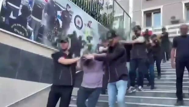 Şirketin 122 milyon lirasını hesabına aktardı; muhasebe müdürü ve 18 şüpheli yakalandı Şirketin 122 milyon lirasını hesabına aktardı; muhasebe müdürü ve 18 şüpheli yakalandı