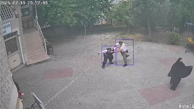Camide 'yardım parası' kavgası: Cuma paralarının kaydını isteyen müezzine imam yumruklarla saldırdı Camide 'yardım parası' kavgası: Cuma paralarının kaydını isteyen müezzine imam yumruklarla saldırdı