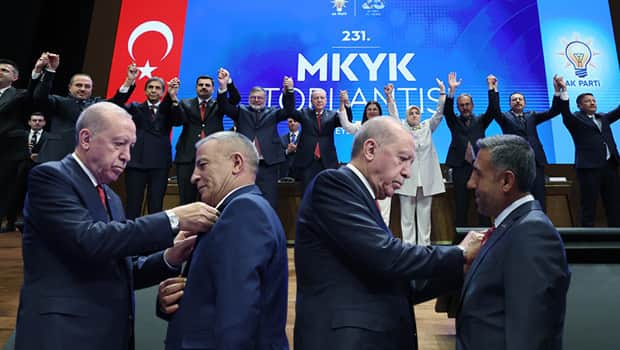 Cumhurbaşkanı Erdoğan, AK Parti'ye katılan belediye başkanlarına rozetlerini taktı Cumhurbaşkanı Erdoğan, AK Parti'ye katılan belediye başkanlarına rozetlerini taktı