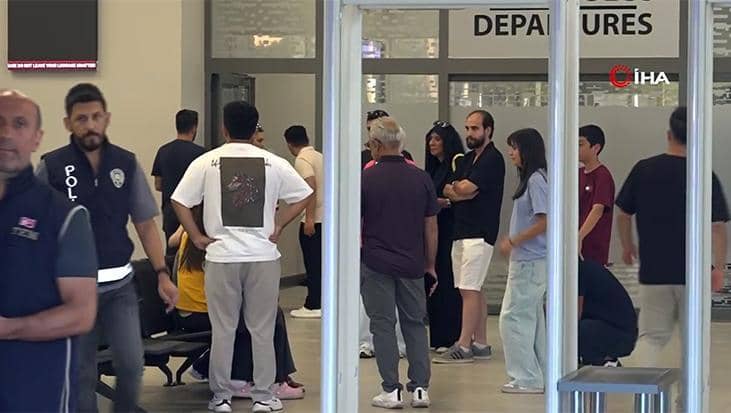 Girne'de batan gemi: Kazazedelerin yakınlarının Taşucu Limanı'ndaki endişeli bekleyişleri sürüyor Girne'de batan gemi: Kazazedelerin yakınlarının Taşucu Limanı'ndaki endişeli bekleyişleri sürüyor