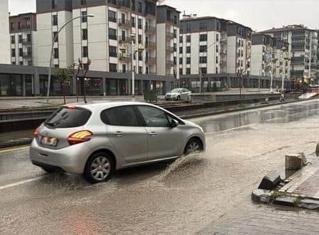 Meteoroloji uyarmıştı! Malatya'da sağanak hayatı olumsuz etkiledi Meteoroloji uyarmıştı! Malatya'da sağanak hayatı olumsuz etkiledi