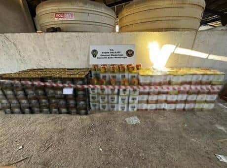 Polis depoları tek tek bastı! Tonlarca etiketsiz tağşiş yağ ve zeytin ele geçirildi Polis depoları tek tek bastı! Tonlarca etiketsiz tağşiş yağ ve zeytin ele geçirildi