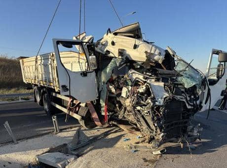Çanakkale'de kamyon bariyerlere çarptı: 2 can kaybı Çanakkale'de kamyon bariyerlere çarptı: 2 can kaybı