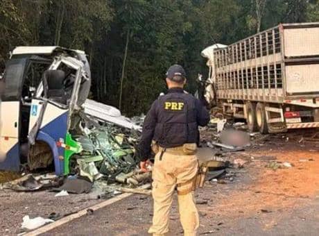 Son dakika...Brezilya'da katliam gibi kaza! Minibüsle kamyon kafa kafaya çarpıştı: En az 23 ölü Son dakika...Brezilya'da katliam gibi kaza! Minibüsle kamyon kafa kafaya çarpıştı: En az 23 ölü