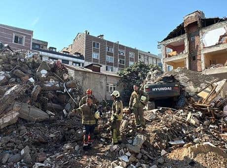 Küçükçekmece’de yıkım sırasında korkunç kaza! Bina iş makinesinin üzerine devrildi; operatör enkaz altında kaldı Küçükçekmece’de yıkım sırasında korkunç kaza! Bina iş makinesinin üzerine devrildi; operatör enkaz altında kaldı