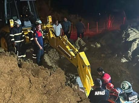 Su kuyusu açarken toprak altında kalan baba ile oğlu kurtarıldı Su kuyusu açarken toprak altında kalan baba ile oğlu kurtarıldı