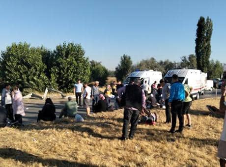 Afyonkarahisar'da yolcu otobüsü devrildi Çok sayıda yaralı var Afyonkarahisar'da yolcu otobüsü devrildi Çok sayıda yaralı var