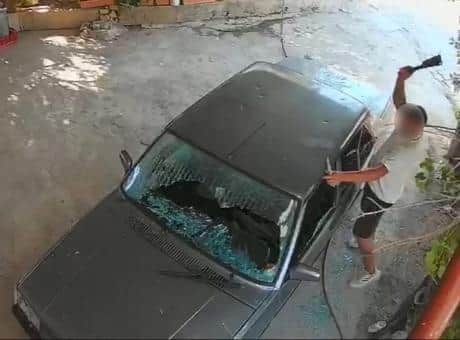 Mersin'de eski erkek arkadaş dehşeti! Satırla otomobile saldırdı, KADES ihbarıyla yakalandı Mersin'de eski erkek arkadaş dehşeti! Satırla otomobile saldırdı, KADES ihbarıyla yakalandı