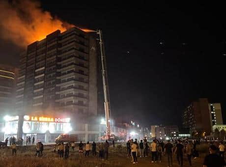 Diyarbakır’da plazada yangın; ekiplerin müdahalesi sürüyor Diyarbakır’da plazada yangın; ekiplerin müdahalesi sürüyor